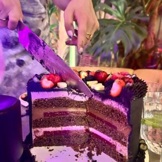 Prípravu a zdobenie tejto torty sme si teda užili poriadne 🎂😋 Čiernu farbu sme mali asi všade 😂 Samozrejme, farba bola...