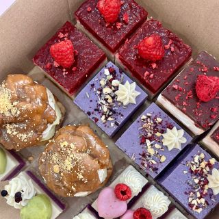 Všetko bezlepkové, bezmliečne, bez vajíčok a bez bieleho rafinového cukru 🍰🌱❤ #veganslovakia #rawliaveganzakusky...