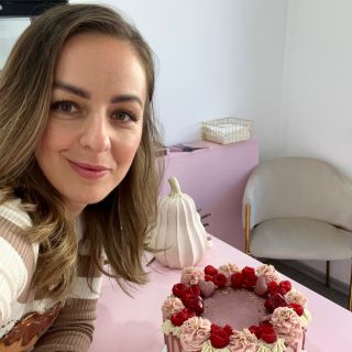 Majte sladký a úspešný nový týždeň 🎂🥰❤ Pečená tortička s ružovou čoko polevou - bez lepku, bez mlieka, bez vajec 🌱...