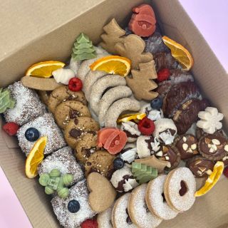 🎄✨ ČAROVNE SLADKÉ VIANOCE S RAWLIOU ✨🎄 Vegan 🌱 & gluten free 🌾❌ Rozvoniavajúce, plné lásky a chuti – také sú naše vianočné...